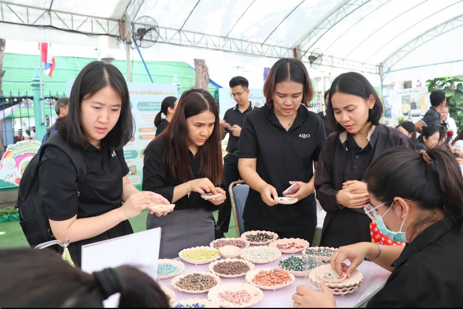 title - รัฐมนตรีว่าการกระทรวงเกษตรและสหกรณ์ พร้อมด้วยคณะผู้บริหาร ส.ป.ก. เข้าเยี่ยมชมโซนกิจกรรมฝึกอาชีพ Workshop งานศิลปหัตถกรรม (ศพส.) กิจกรรมจัดขึ้นภายใต้งาน วันคล้ายวันสถาปนาครบรอบ 51 ปี ส.ป.ก. ณ สำนักงานการปฏิรูปที่ดินเพื่อเกษตรกรรม